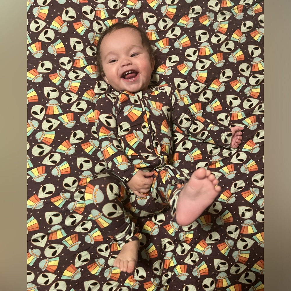 Bums and Roses alien bamboo convertible footie 12-18 months
